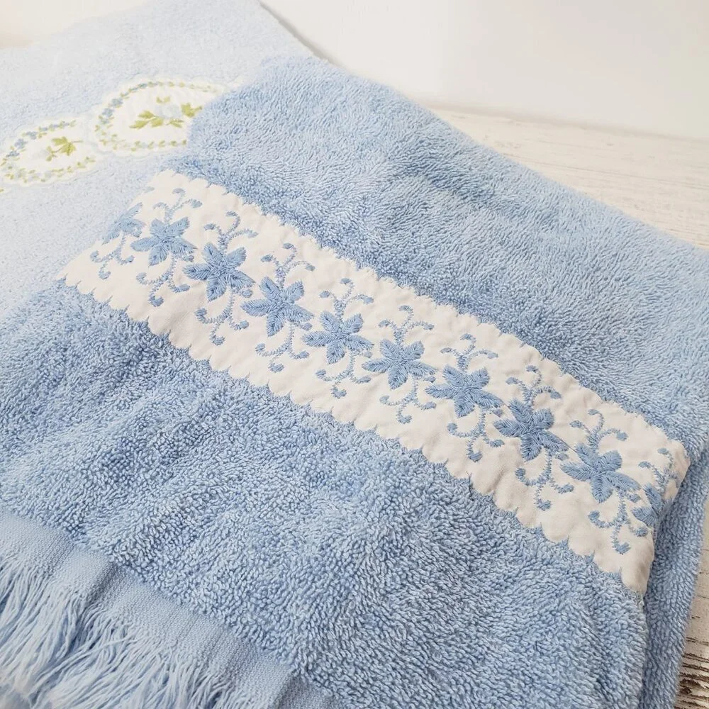 2 Wamsutta Vintage Blue Embroidered Bath Towels Great pre-owned condition
